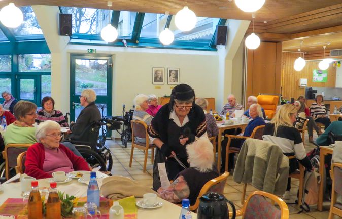 Seniorinnen und Senioren im Kulturcafé bei 20‑Jahre‑Veranstaltung
