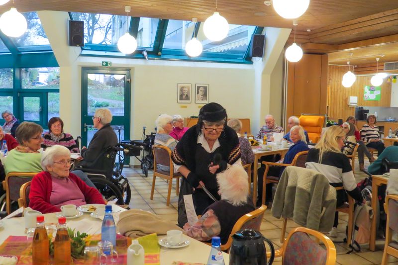 Seniorinnen und Senioren im Kulturcafé bei 20‑Jahre‑Veranstaltung